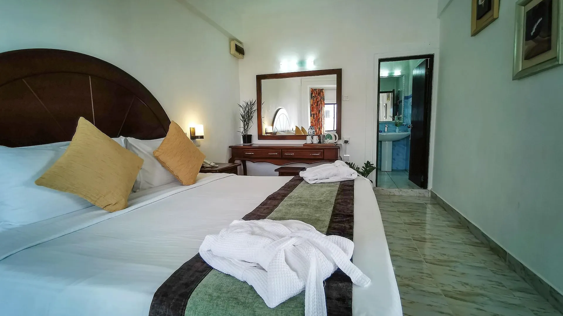 Camelot Beach Hotel Negombo
